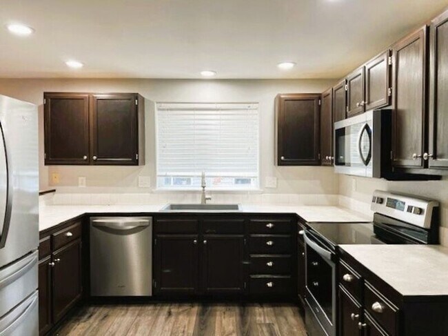 Building Photo - 19420 Valley View Dr