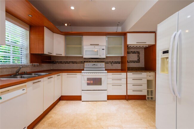 Building Photo - 5490 SW 57th Ave