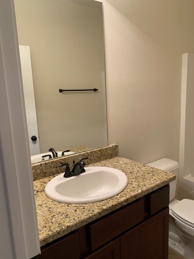Building Photo - Beautiful 3 bedroom 2 bath home in