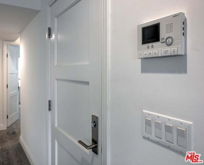 Building Photo - 1105 Alta Loma Rd