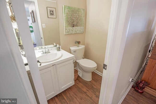 1st floor bathroom - 502 Portsmouth Ct