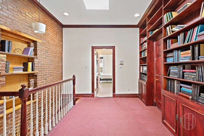 Building Photo - 31 W 84th St