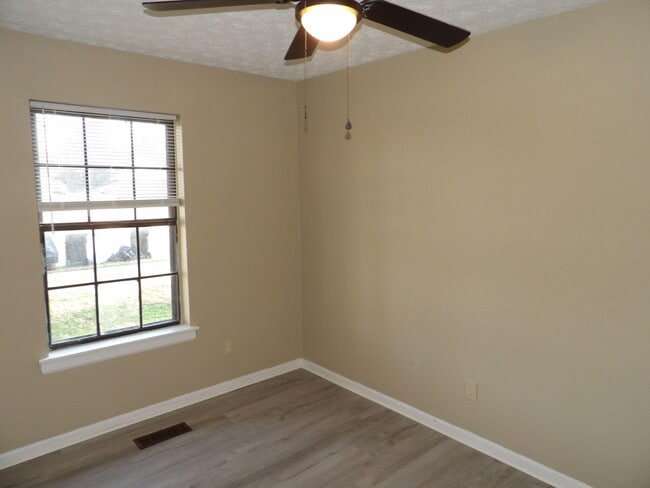 Building Photo - 217 Landings Dr