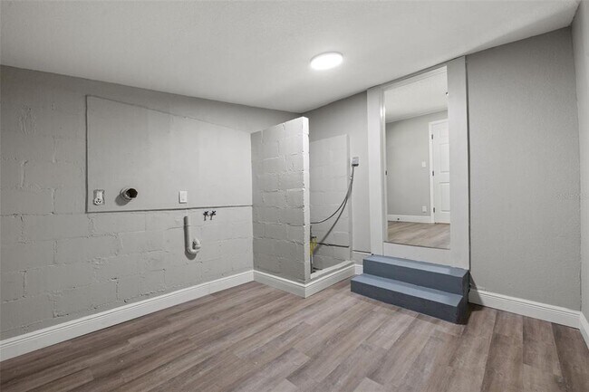 Building Photo - 1606 E Osborne Ave