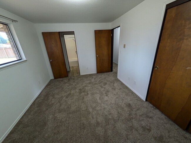 Building Photo - 7816 Samurai Dr SE