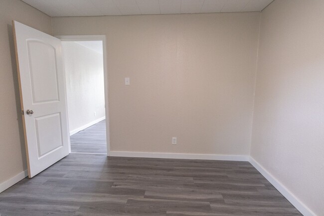 Building Photo - Remodeled 3 Bed 1 Bath Home