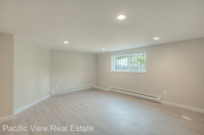 Building Photo - 802 15th Ave