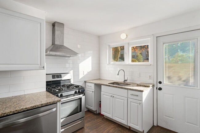 Building Photo - MOVE IN SPECIAL! SCORE HALF OFF 1ST MONTH'...