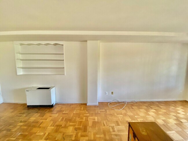 Building Photo - Great Foggy Bottom One Bedroom with Roof T...