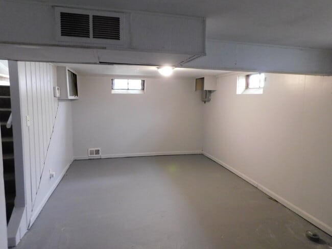 Building Photo - Newly Refreshed Move In Ready Bungalow