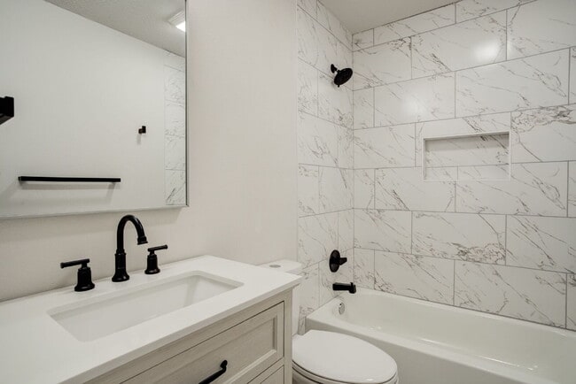 Building Photo - Charming 2-bedroom full of modern updates