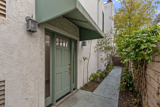 Building Photo - 516 Rosecrans Ave