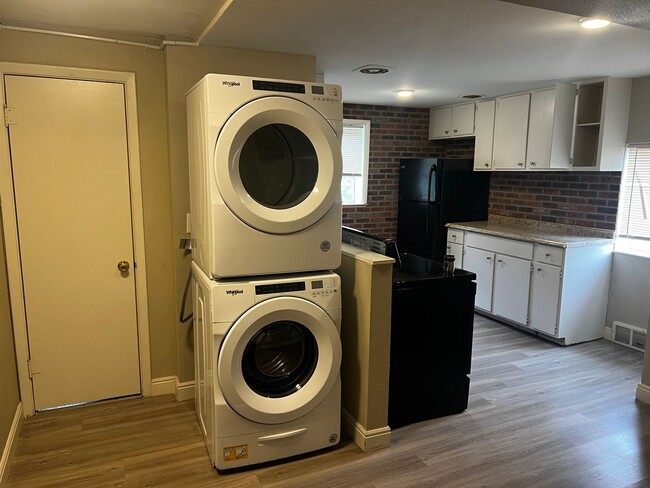 Building Photo - 905 E 16th St