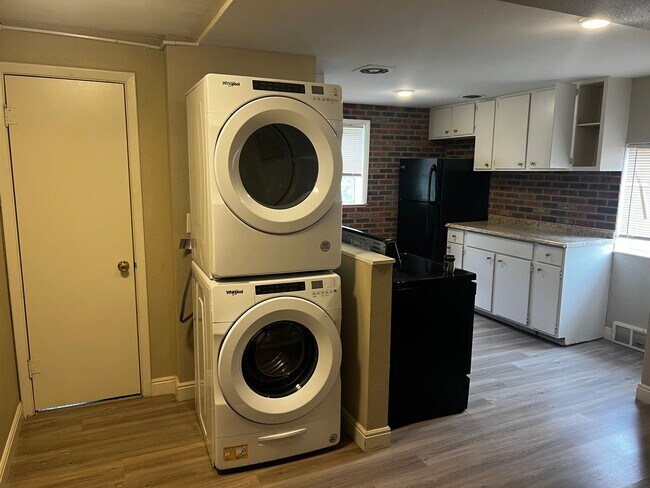 Building Photo - Private Bedroom Available Across from UNC | Utilities Included