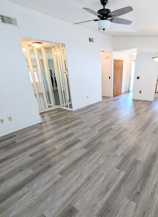 Building Photo - Port Orange 2 bedroom, 2 bathroom, pool and tennis courts