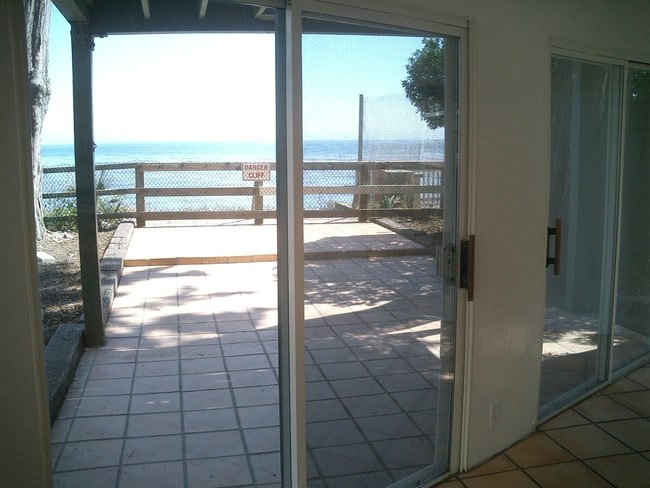 Building Photo - 6565 Del Playa Dr