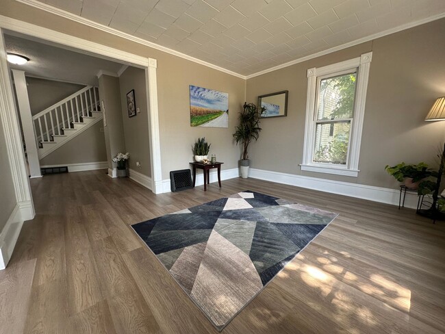 Building Photo - Renovated 3 bedroom house for rent in Waterloo