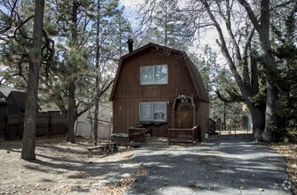 Building Photo - 2 Bedroom 1.5 Bathroom by Alpine Slide