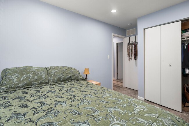 Building Photo - Elegant & Modern Home with Beautiful Interior