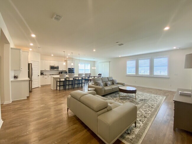 Building Photo - Four Bedroom Single Family Home in The Lak...