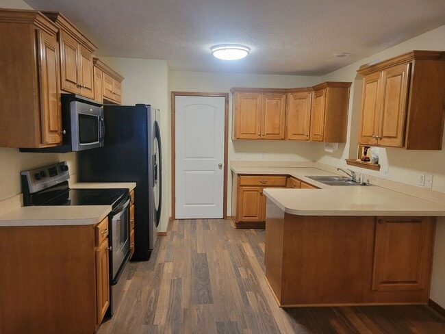 Building Photo - Strafford 3 Bedroom 2 Bath Beauty!  $1395