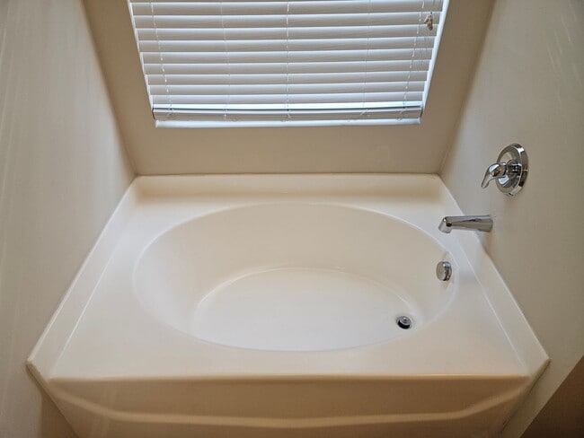 Building Photo - Darling 3br/2ba RANCH!! Avail Now! Near downtown Ral and I-40!!