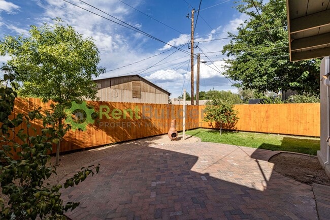Building Photo - 816 Loma Vista Dr NE