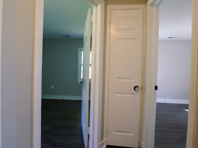 Building Photo - Cozy 2-Bedroom Home on Half an Acre in Nor...