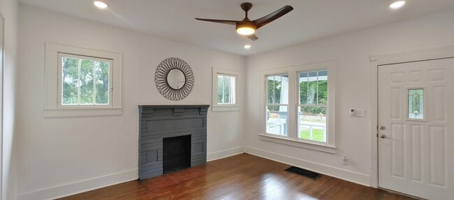 Building Photo - Adorable Red Bank Home!