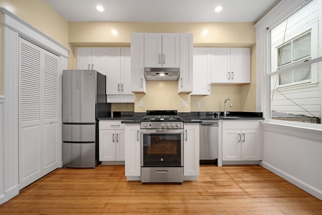 Building Photo - Remodeled pet friendly 1BR w/ shared roof deck, new kitchen, laundry