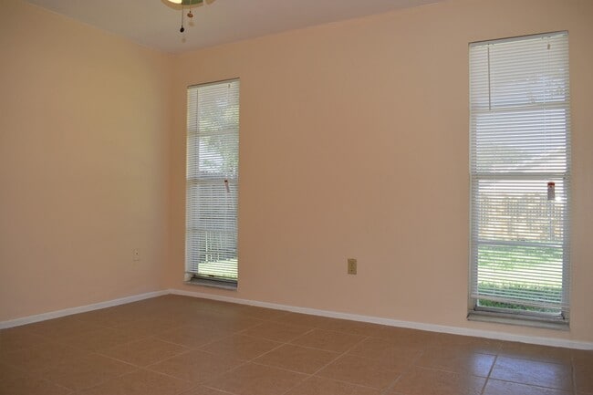 Building Photo - Beautiful home!