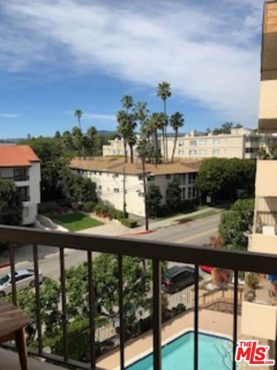 Building Photo - 622 S Barrington Ave