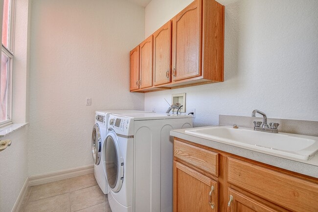 Building Photo - Beautiful 4/3/3 on a private 1 acre lot.