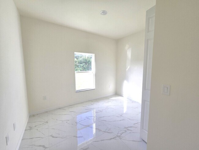 Building Photo - Great location in Lehigh Acres-Three Bedroom 2 bath/ Large Back yard!