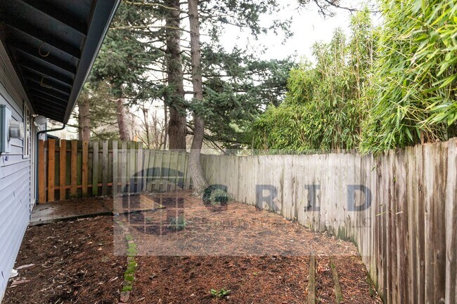 Building Photo - Two Bedroom Apartment Available - Private Yard Space - $500 MOVE IN SPECIAL!