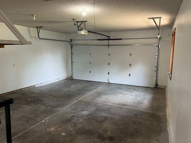 Building Photo - 3 Bed / 2 Bath in south Central Springfield