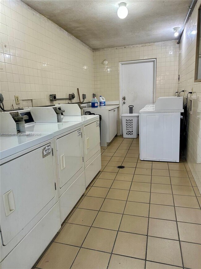 Building Photo - 2565 W 56th St