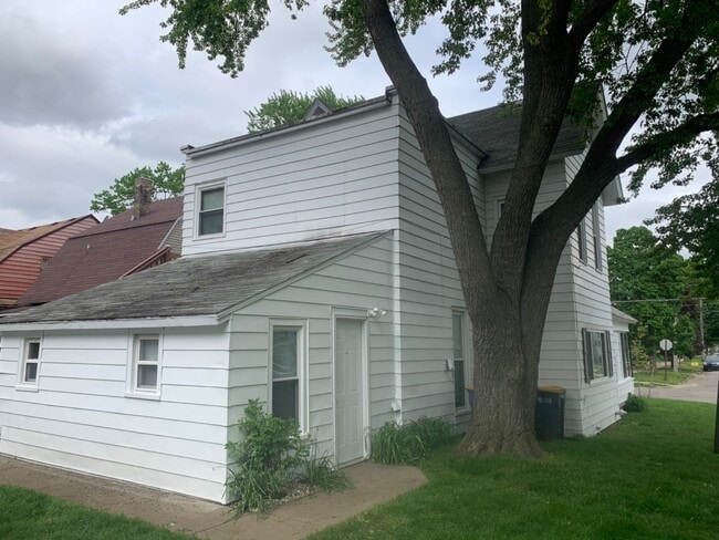 Building Photo - 703 Fremont Ave NW