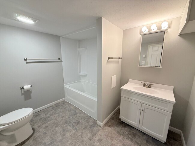 Building Photo - Spacious 5-Bedroom Home Near MSUM & Concordia – Perfect for Students or Large Households!