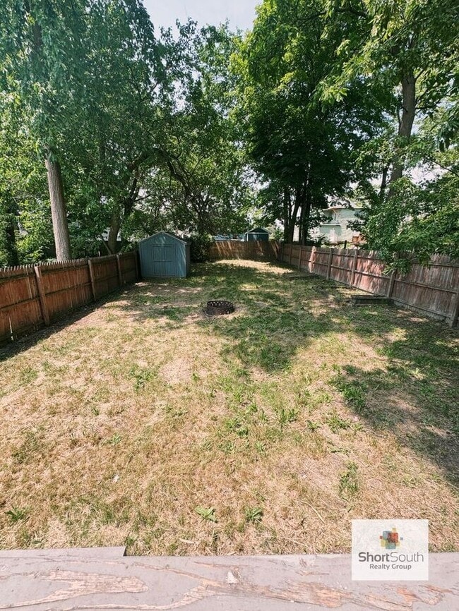 Building Photo - Wealthy St 4 bed 2 bath Single Family Home