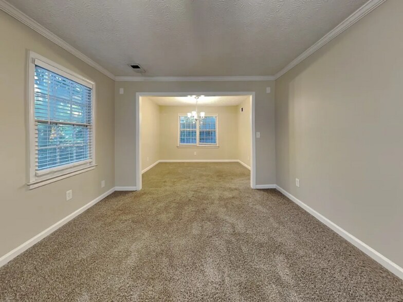 Building Photo - 990 Thousand Oaks Dr