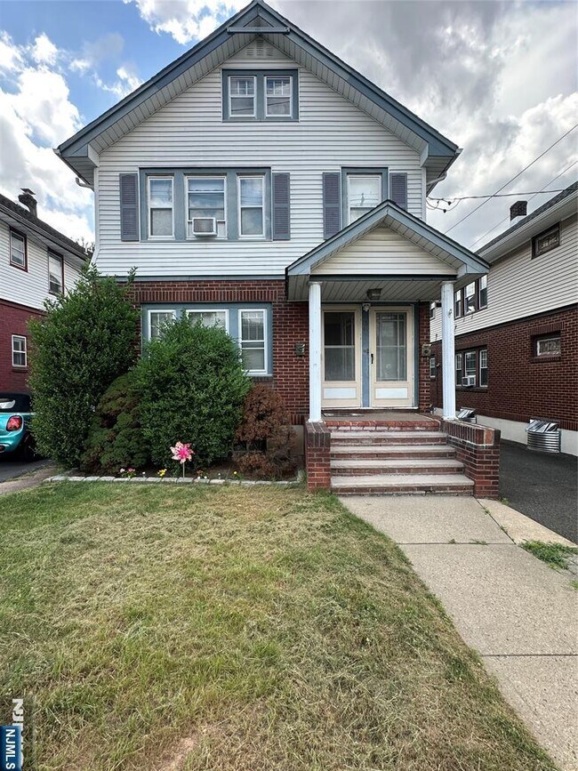 Primary Photo - 15-44 Parmelee Ave-1-1