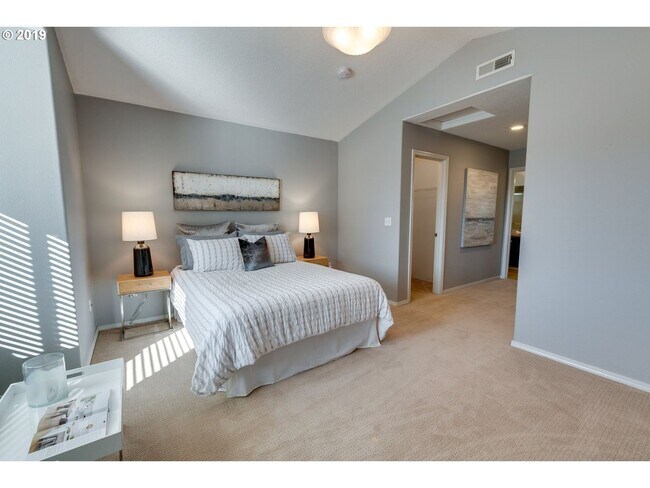 Building Photo - Modern & Move In Ready