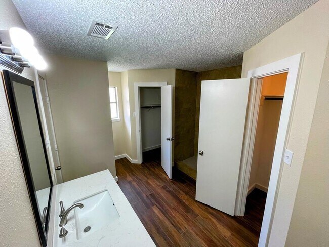 Building Photo - 451 Oakdale Dr