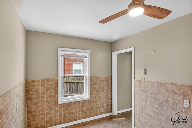 Building Photo - $1250 3 bedroom bungalow