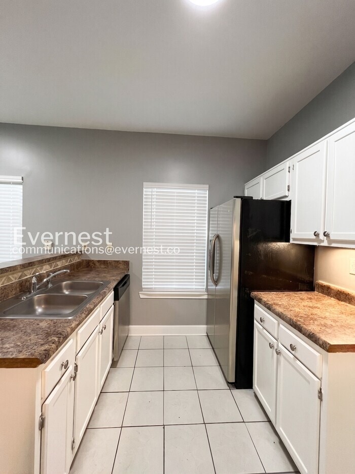 Building Photo - 7900 Hunter's Crossing