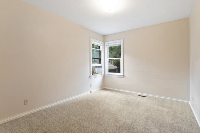 Building Photo - Centrally-Located Bungalow Available NOW!
