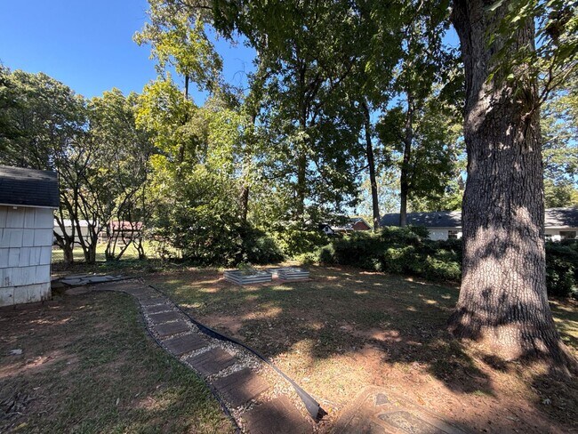 Building Photo - 3-Bedroom Home in Montclaire!