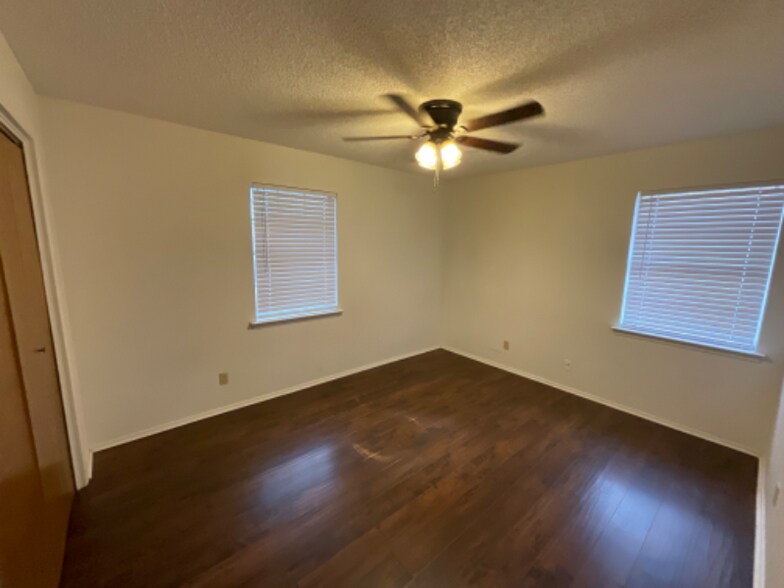 Building Photo - 5202 Wildwood Dr