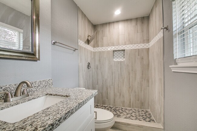 Building Photo - 907 Avenue E